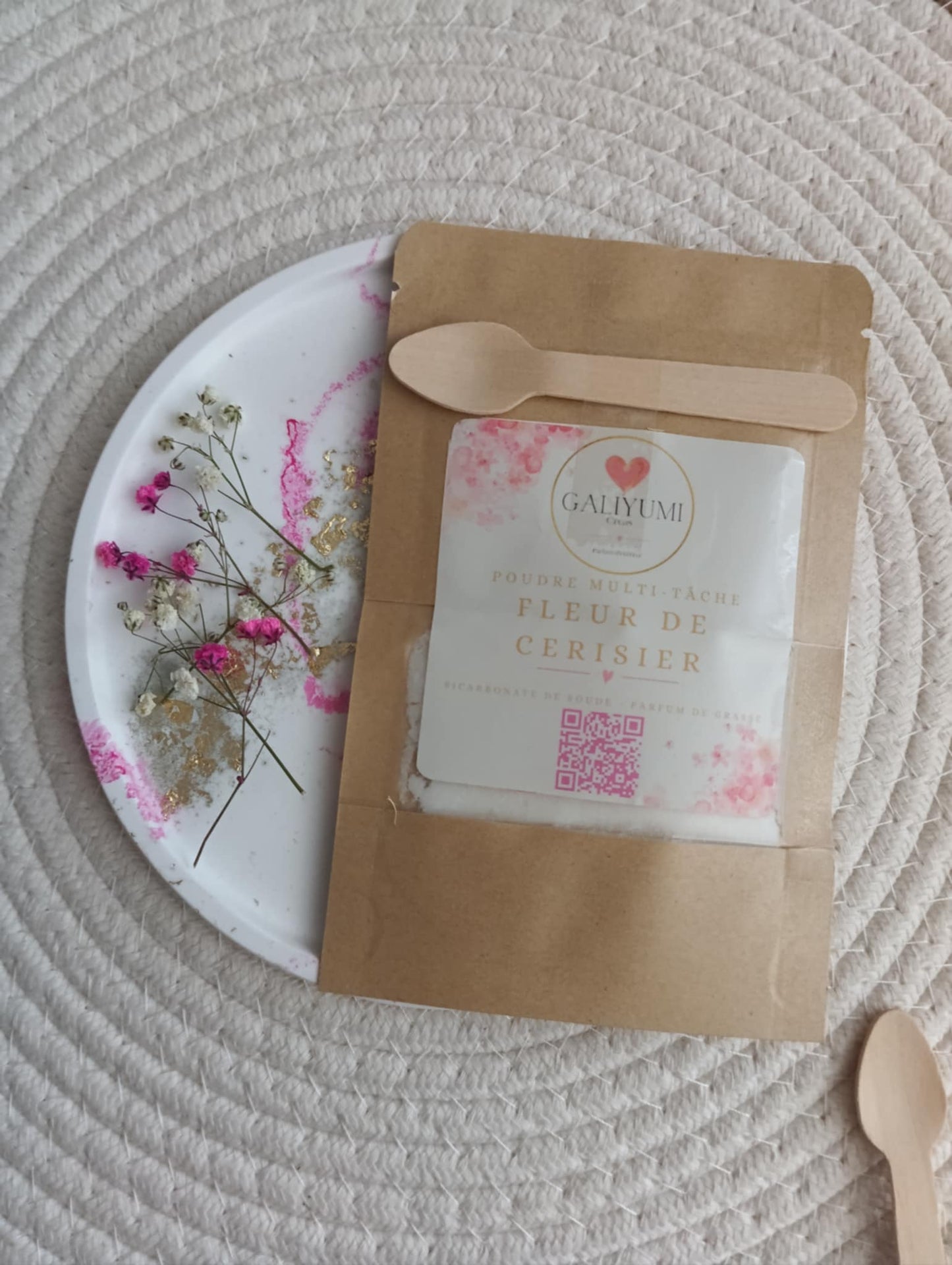 Poudre Multi-Tâche Parfumée – Fleur de Cerisier | Nettoie, Parfume & Adoucit